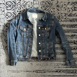 Old Navy Women’s Denim Jacket with Button Details size small